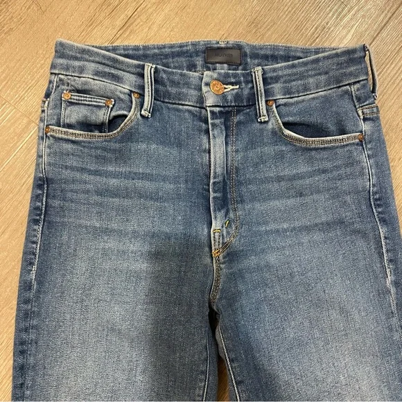 MOTHER High-waisted Looker Ankle Fray jeans in Big Sky (faded blue) - Picture 8 of 13